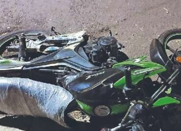 Derrapan y mueren dos motociclistas en el segundo piso del Periférico; uno de los tripulantes cayó de puente