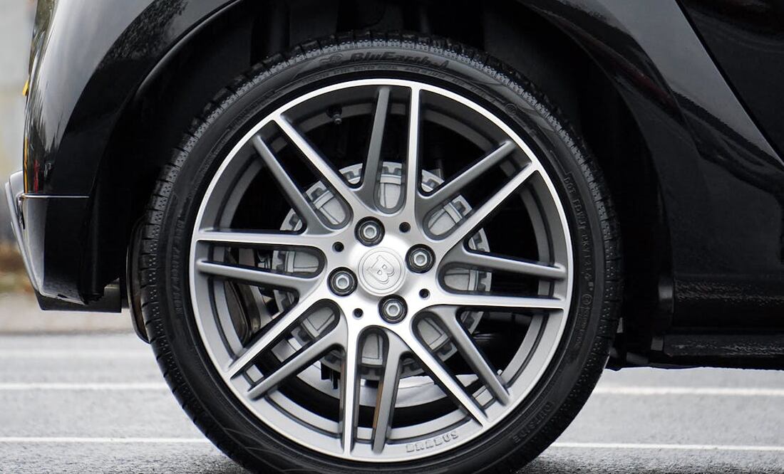 Descubre cuál es la fecha de caducidad de tus llantas. Foto: Pexels