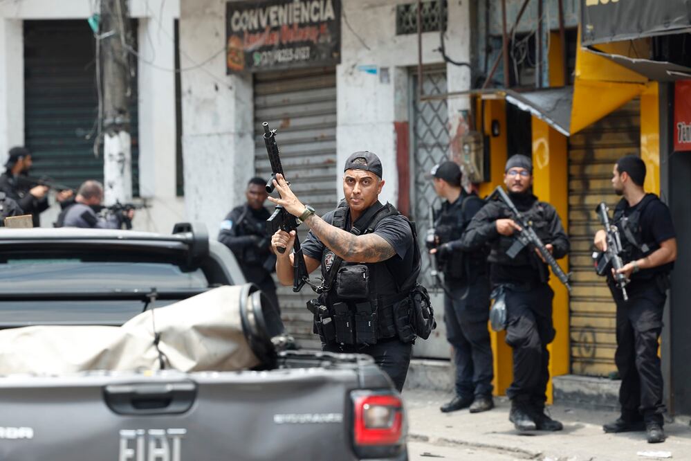 Integrantes de la Policía de Río de Janeiro durante una gran operación en dos favelas con el objetivo de arrestar a los cabecillas del Comando Vermelho, la mayor facción criminal de la ciudad brasileña, y de frenar su expansión territorial. FOTO: ANTONIO LACERDA. EFE