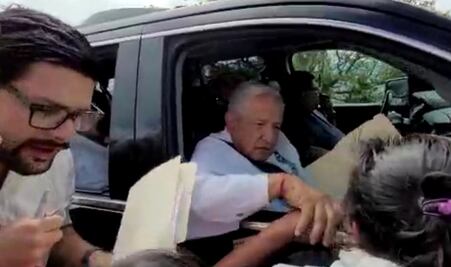 AMLO pide paciencia a familiares de víctimas de la “Guerra Sucia”