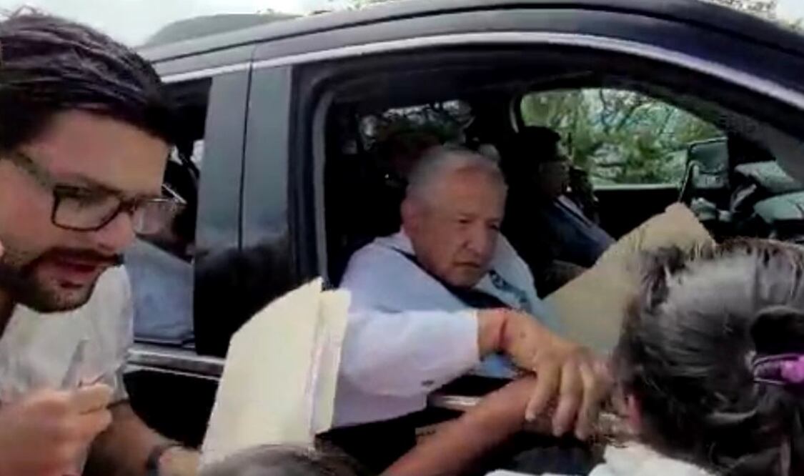 López Obrador detuvo su paso porque al pie de carretera lo esparaván un grupo de pobladores que le entregaron peticiones escritas. Foto: tomada de video