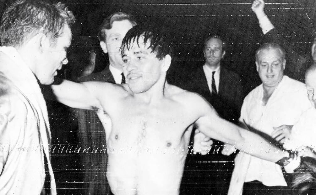 Saldívar se acerca para abrazar a Winstone tras ganar la pelea en Londres. El todavía campeón recibió de premio 63 mil dólares; la transmisión se hizo en vivo para cines ingleses, además de llegar a México y EU vía satélite. Foto: UPI/ESPECIAL.