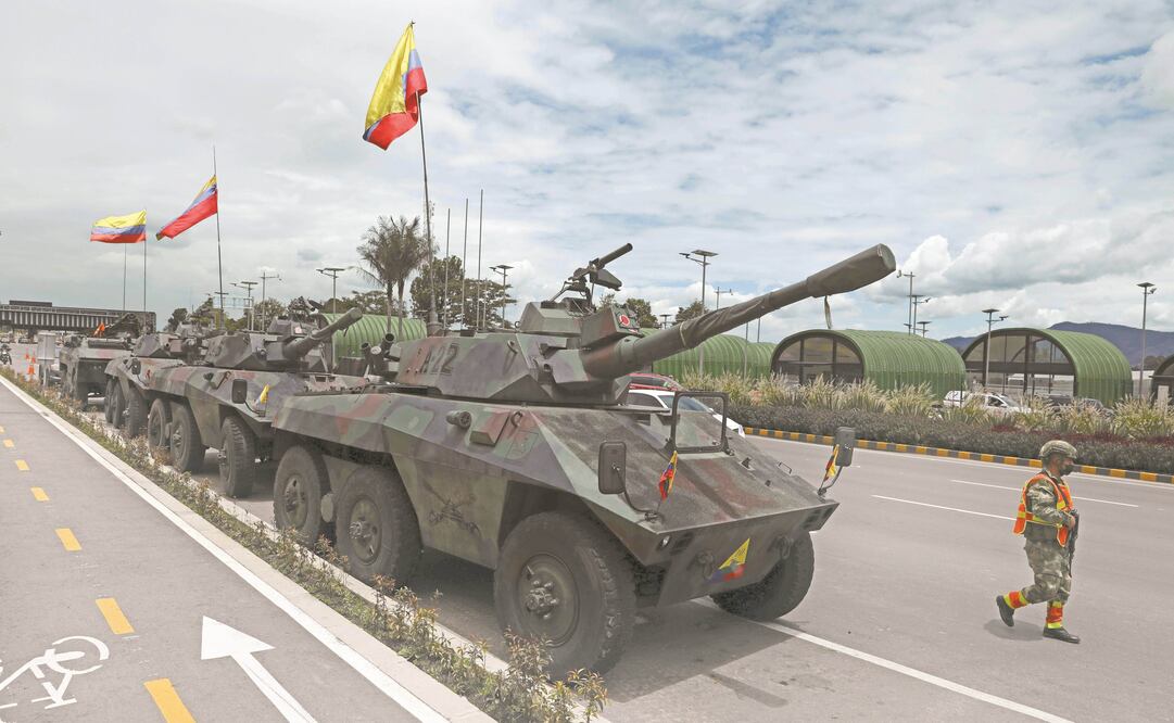Soldados y vehículos blindados resguardan las casetas de peaje para evitar que los manifestantes las dañen, a las afueras de Bogotá, en medio de las protestas contra el gobierno del presidente Iván Duque. Foto: Fernanda Vergara / AP.