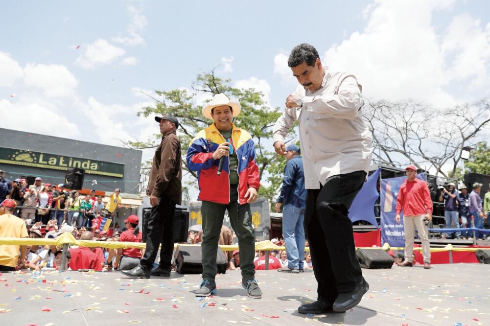 El mandatario venezolano, Nicolás Maduro, durante un mitin de campaña en Charallave, con miras a las presidenciales del próximo domingo. (CARLOS GARCÍA RAWLINS. REUTERS)