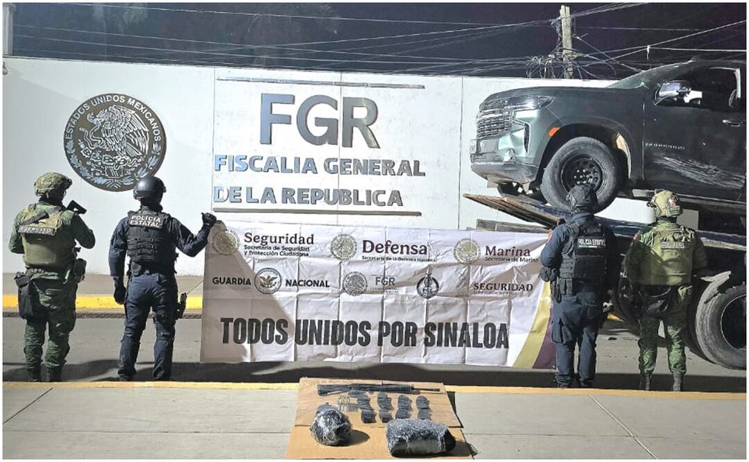 La Vocera de Seguridad Pública del Estado informó que fueron aseguradas dos camionetas, una de ellas con placas extranjeras, así como un fusil automático, cargadores y cartuchos útiles. (15/01/2025). Foto: Oficial
