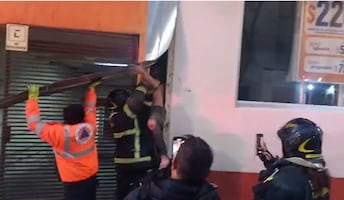 Rescate en la Cuauhtémoc; liberan a hombre atrapado entre dos edificios