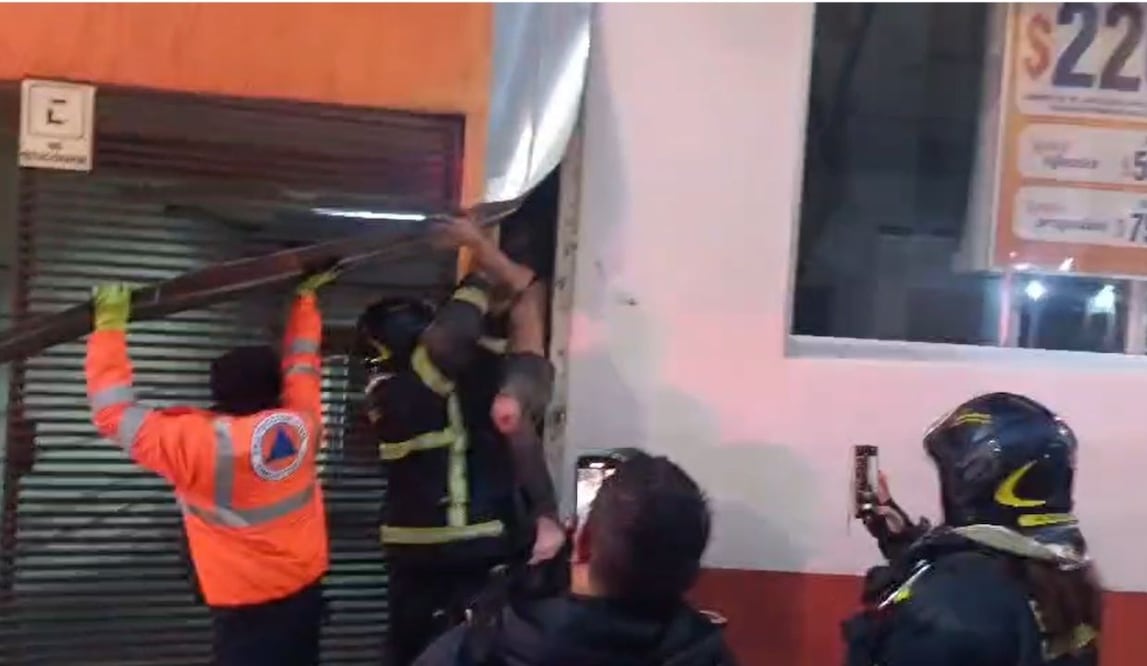 Rescate en la Cuauhtémoc; liberan a hombre atrapado entre dos edificios. Foto: Captura de pantalla