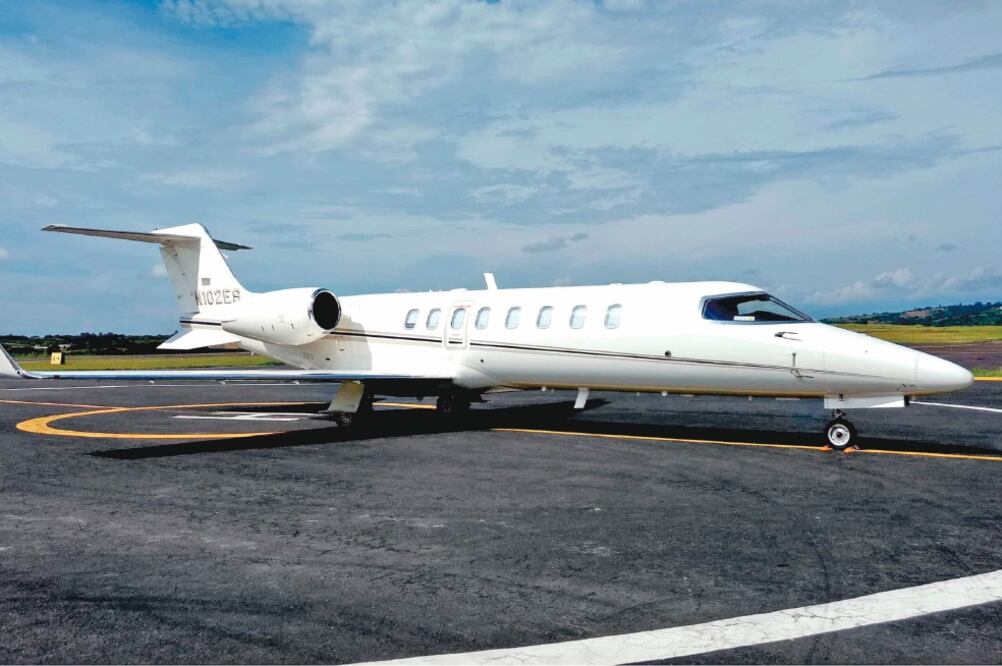 En la web del gobierno de Veracruz aparecen las imágenes de las aeronaves aseguradas a la gestión de Javier Duarte, entre las que está un LearJet 45XR. (CORTESÍA)