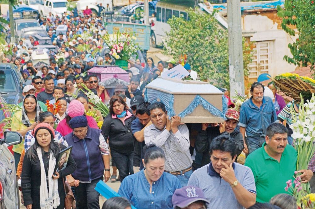 Tras ser velados en la explanada municipal de Santa María Ecatepec, familiares y amigos acompañaron al panteón el cortejo fúnebre de 12 de las 13 víctimas (EDWIN HERNÁNDEZ. EL UNIVERSAL)