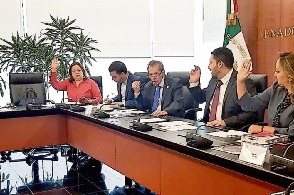 Martí Batres (segundo de der. a izq.) informó que la primera sesión de la Comisión Permanente se adelantará para el próximo lunes 6 de mayo. Foto: TOMADA DE TWITTER