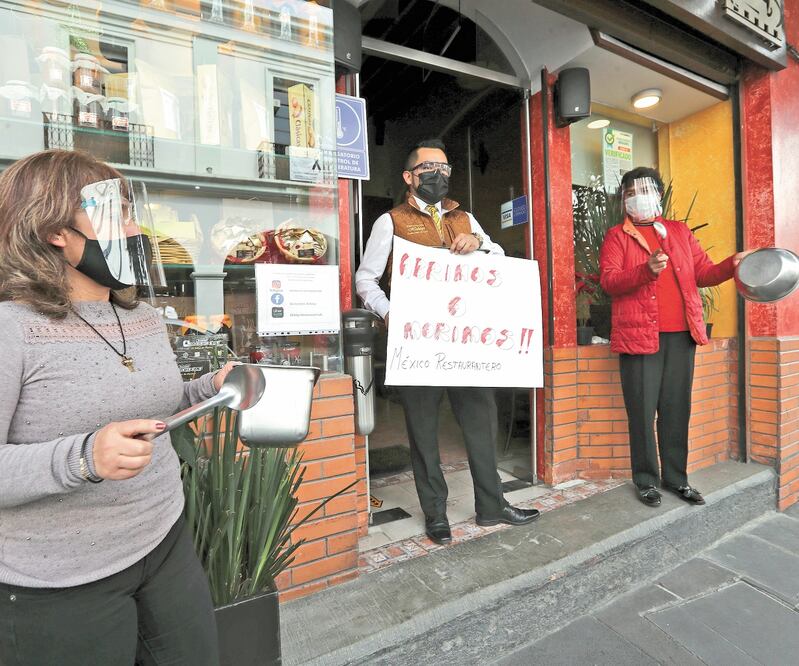 Trabajadores de restaurantes del Estado de México, con cacerolas, cucharas y carteles, exigieron que las autoridades permitan dar servicio presencial a clientes. Foto: JORGE ALVARADO. EL UNIVERSAL