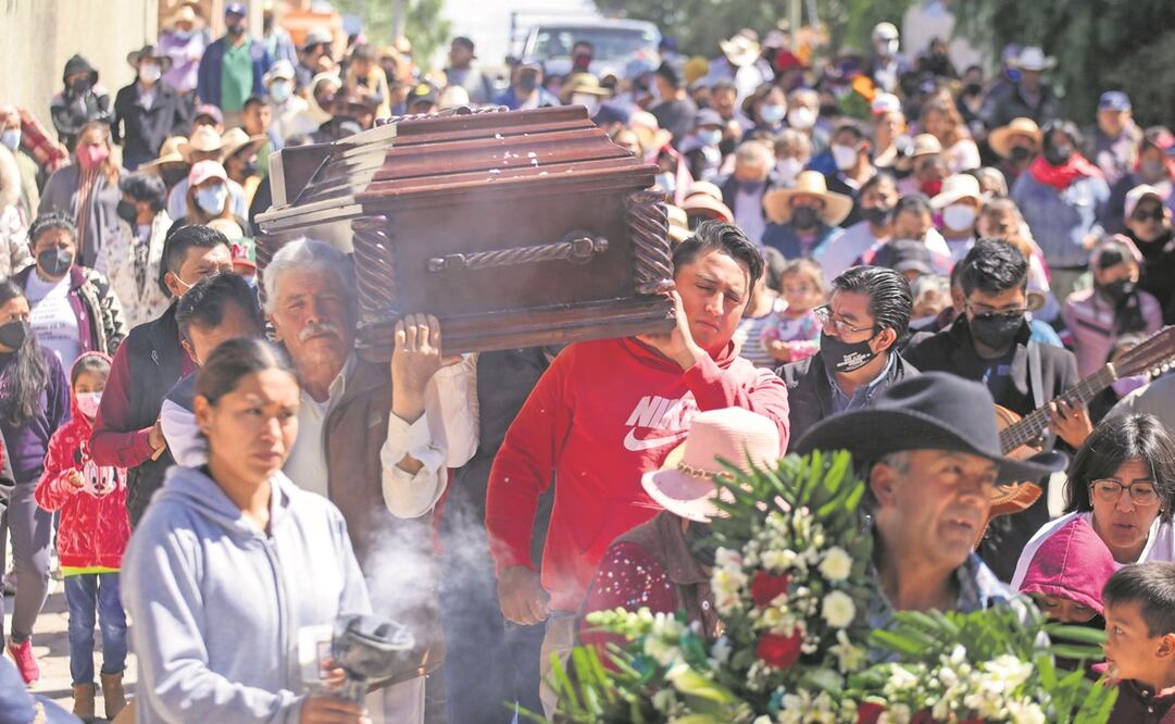 Decenas de personas acompañaron a María Luisa Núñez en el entierro de su hijo. Foto: Omar Contreras/ EL UNIVERSAL