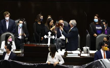 Panista entrega urna para cenizas a Alcocer por muertes de Covid