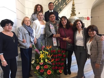 Critican mascada de diputada de Morena; fue un regalo, dice