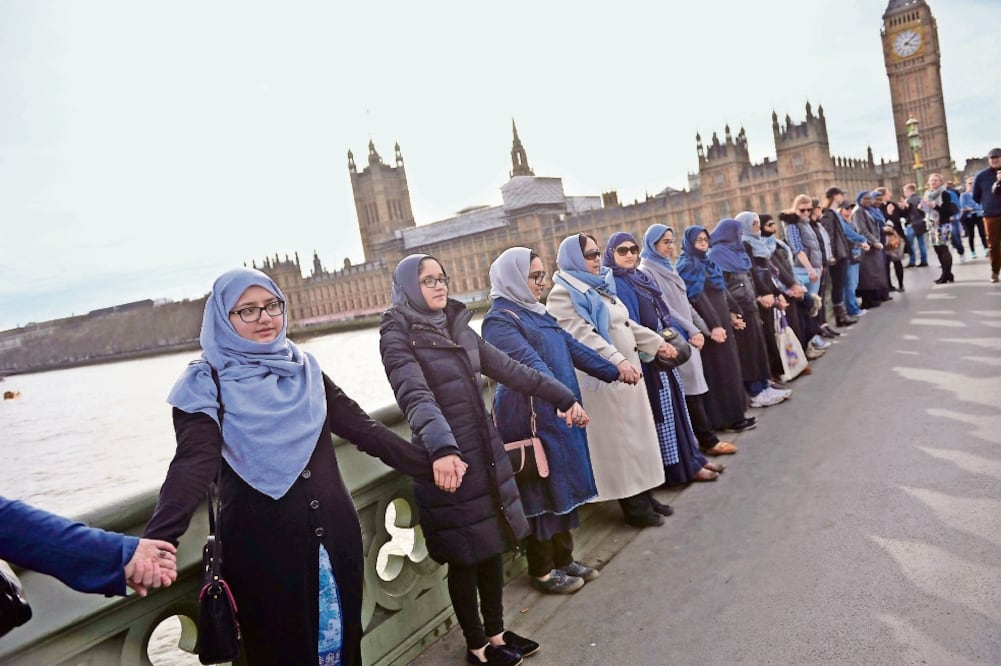 Mujeres de varias religiones se tomaron de la mano ayer a lo largo del puente de Westminster para expresar su solidaridad con las personas que murieron en el atentado del miércoles pasado, ocurrido en ese lugar (HANNAH MCKAY. EFE)