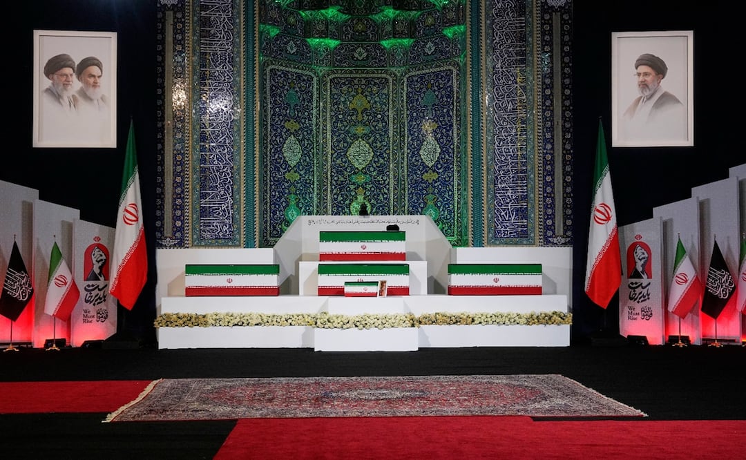 El ataúd del líder supremo iraní, el ayatolá Ali Jamenei, arriba al centro, y junto los de sus familiares antes de los funerales de varios días en la Gran Mezquita Imam Jomeini Mosalla, en Teherán. Foto: AP