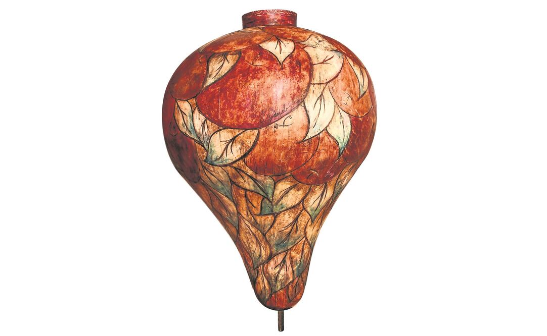 “Jugando con grana” reuné siete trompos monumentales intervenidos con grana cohinilla. (CORTESÍA DEL ARTISTA FELIX REYES)