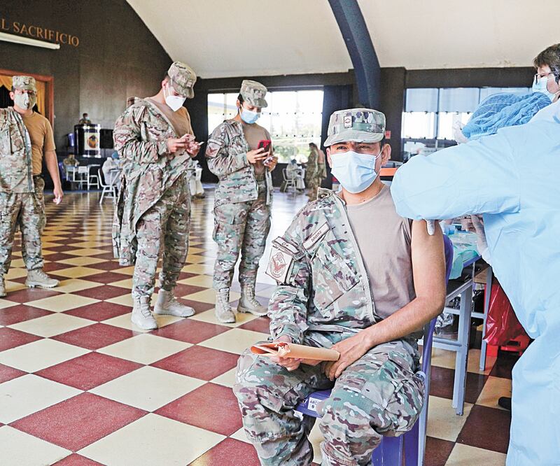 Un miembro de la fuerza aérea es vacunado con la primera dosis de Pfizer en una base de Lima, Perú. Foto: AP