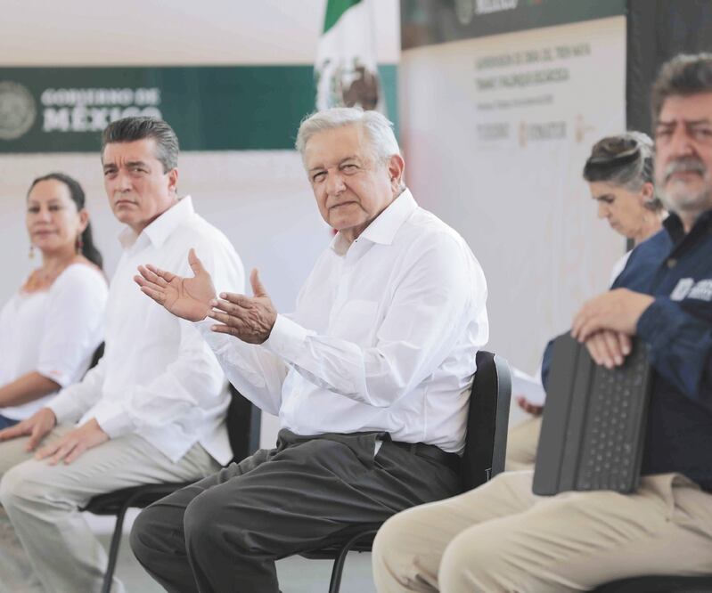 El presidente Andrés Manuel López Obrador estuvo acompañado en Palenque por el gobernador de Chiapas, Rutilio Escandón (segundo de izq. a der.). Foto: PRESIDENCIA