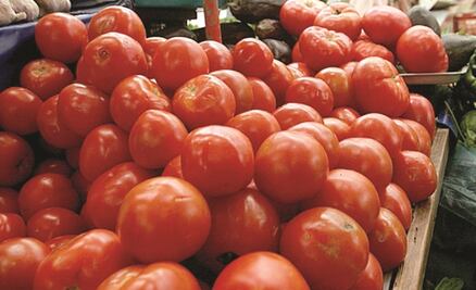 Aumentan de precio jitomate, naranja, papa, rollo de papel y otros 11 productos del paquete contra inflación 