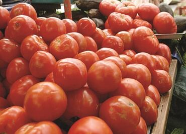 Aumentan de precio jitomate, naranja, papa, rollo de papel y otros 11 productos del paquete contra inflación