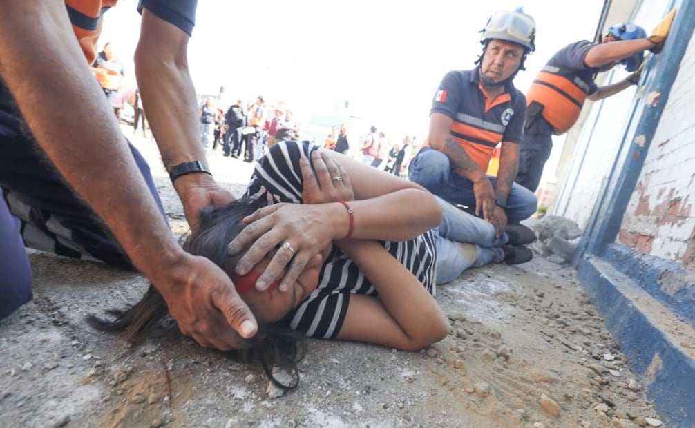 Evelyn Parra participa en simulacro en colonia Jardín Balbuena; recrean diversos escenarios de emergencia.
Foto: Especial.