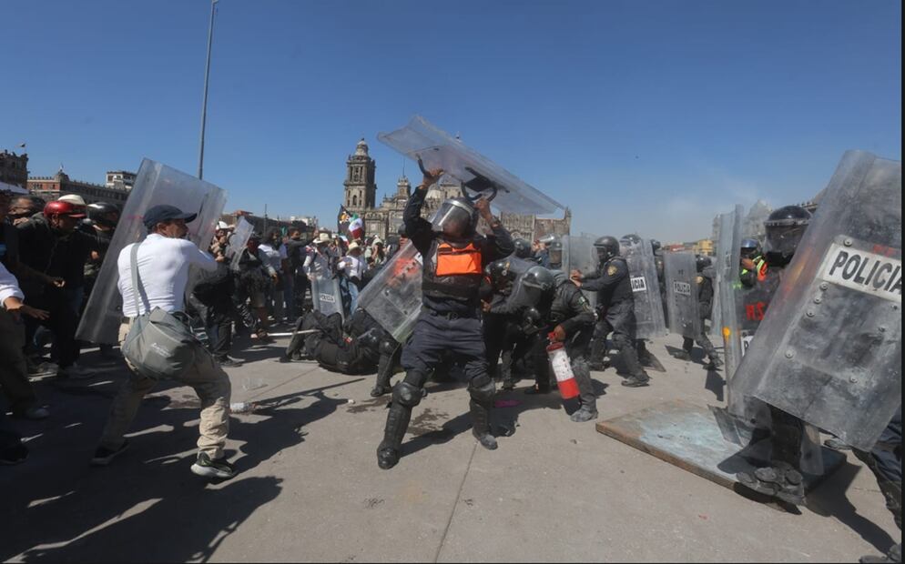 Encapuchados derriban las vallas metálicas del Zócalo capitalino, el sábado 15 de noviembre de 2025. Foto: Gabriel Pano/EL UNIVERSAL