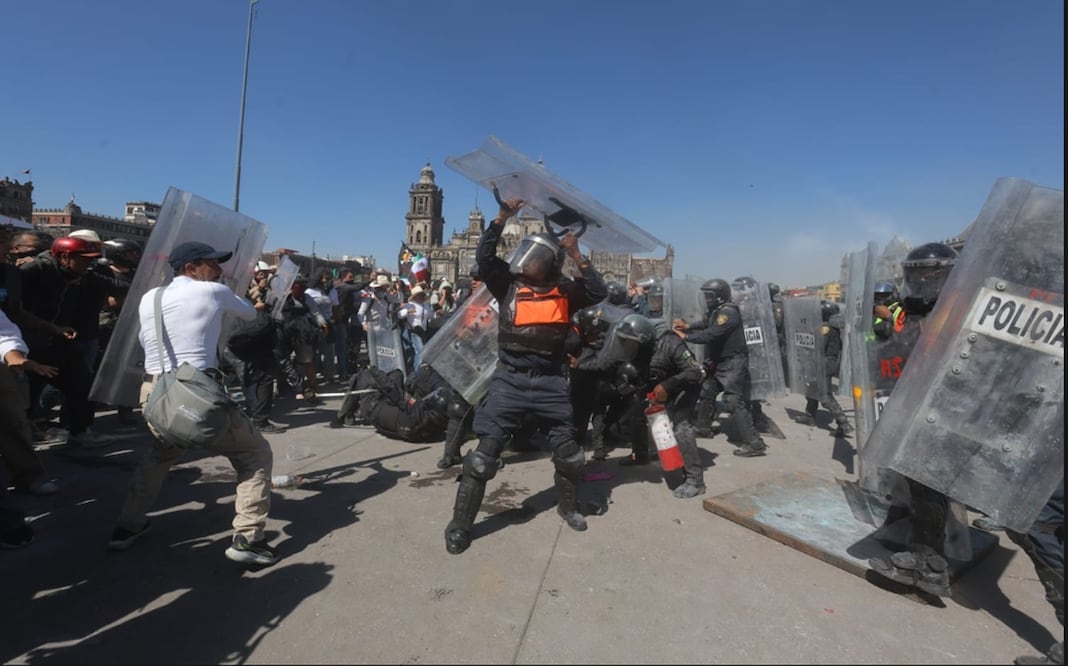 Encapuchados derriban las vallas metálicas del Zócalo capitalino, el sábado 15 de noviembre de 2025. Foto: Gabriel Pano/EL UNIVERSAL