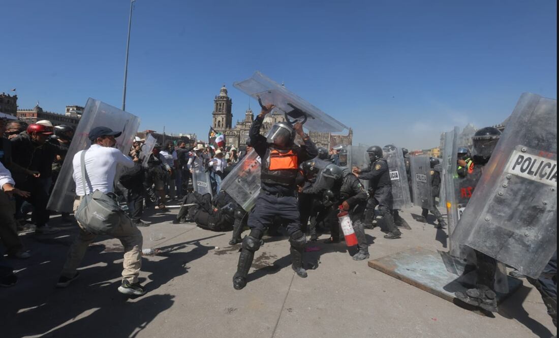 Encapuchados derriban las vallas metálicas del Zócalo capitalino, el sábado 15 de noviembre de 2025. Foto: Gabriel Pano/EL UNIVERSAL