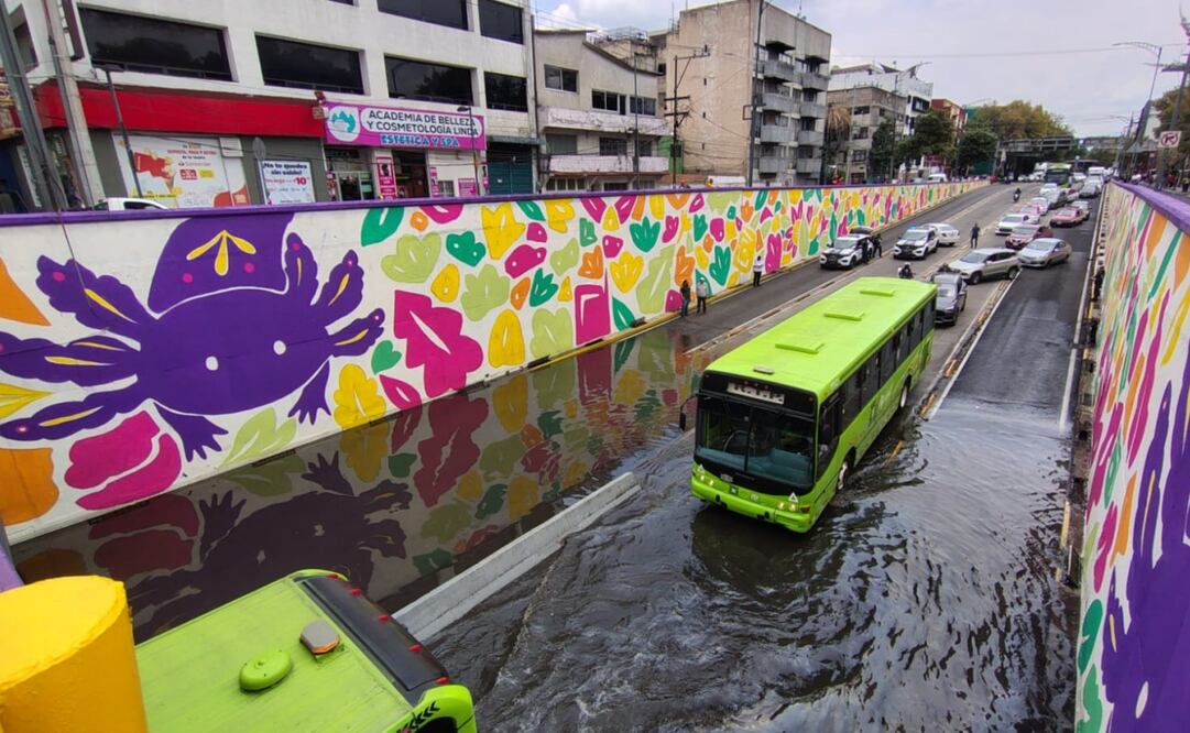 Inundación en bajo puente en Calzada de Tlalpan. Foto: especial