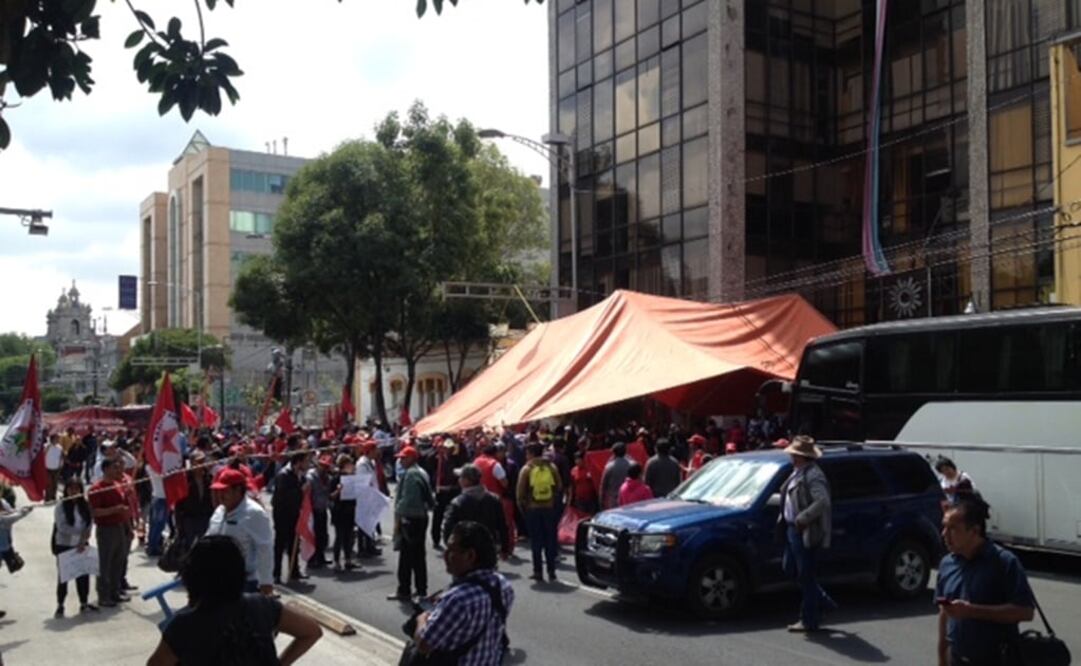Los manifestantes siguieron a Beatriz Mojica Morga a lo largo de dos cuadras (Foto: Misael Zavala)