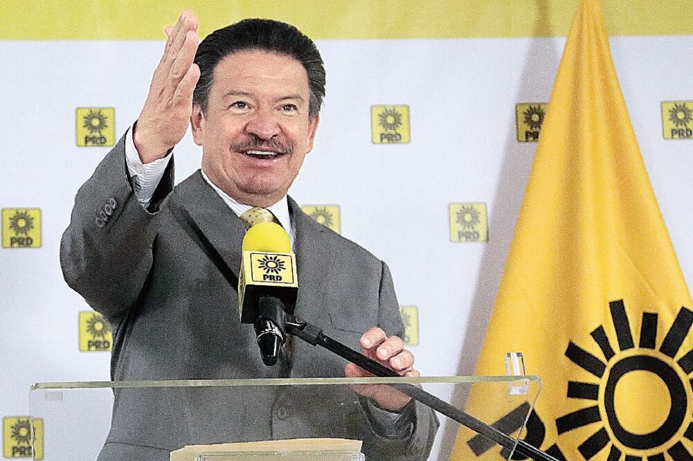 Carlos Navarrete, líder nacional del PRD, y los integrantes del CEN, avalaron una propuesta para realizar una transformación a fondo en el partido (ARCHIVO. EL UNIVERSAL)