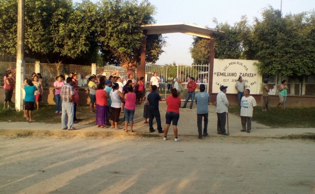 Padres de familia afuera del plantel. Foto: Especial