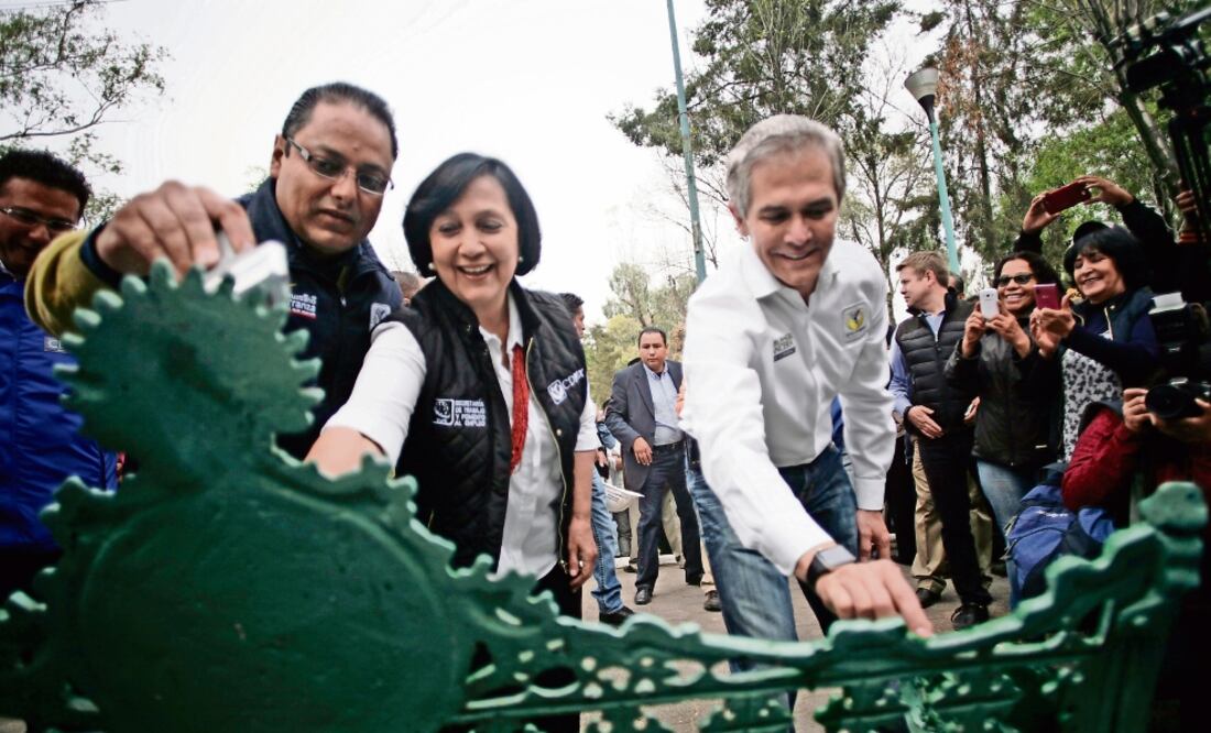 El mandatario capitalino participó ayer en una jornada de Tu Ciudad te Requiere en V. Carranza (ARCHIVO EL UNIVERSAL)