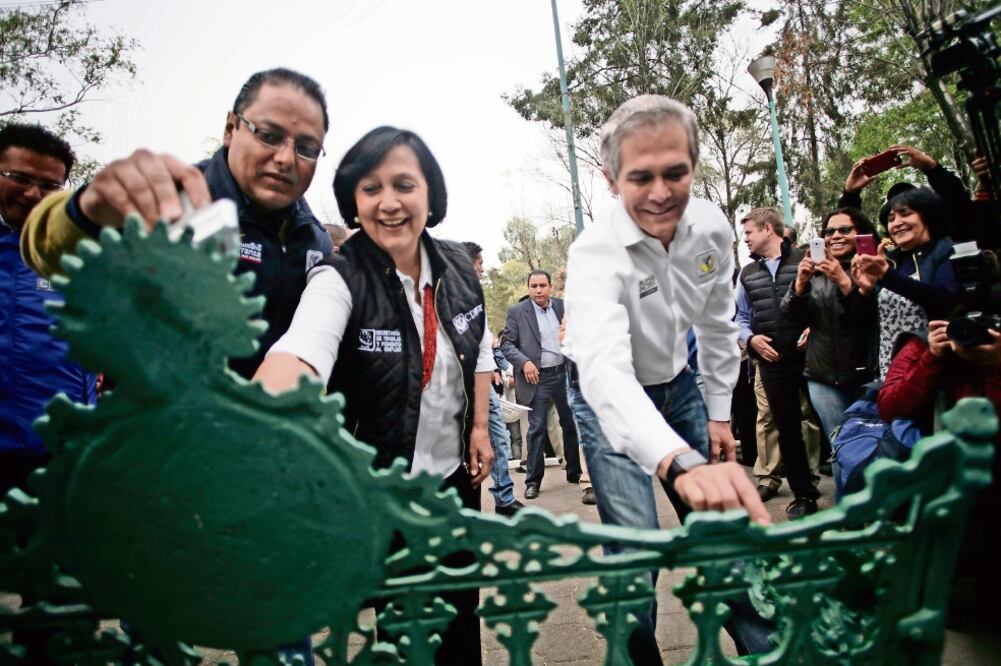 El mandatario capitalino participó ayer en una jornada de Tu Ciudad te Requiere en V. Carranza (ARCHIVO EL UNIVERSAL)