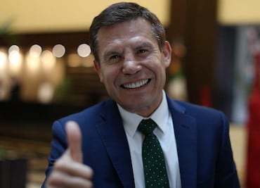 Julio César Chávez felicita a EL UNIVERSAL