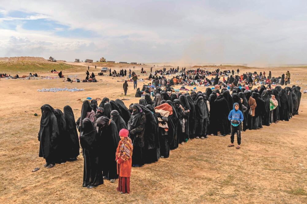 Civiles son desalojados en medio de los combates contra un bastión del Estado Islámico en Siria. Las derrotas propinadas al EI han derivado en el deseo de muchos europeos yihadistas de regresar a sus países (BULENT KILIC. AFP)