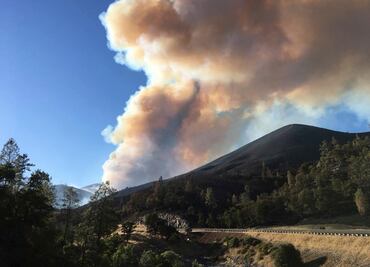 Incendios forestales "fuera de control" azotan California; evacuan a miles de personas