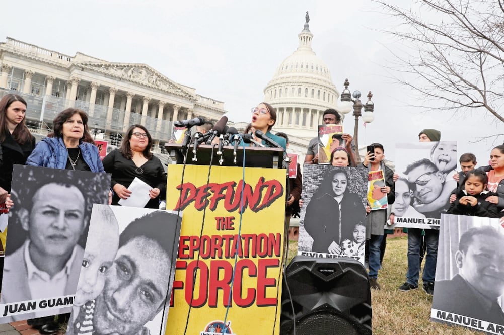 La legisladora Alexandria Ocasio-Cortez, durante una conferencia para exigir al Congreso que recorte el financiamiento del Servicio de Inmigración y Aduanas, a la que acusó de violar “los derechos humanos” de los migrantes. Foto: JONATHAN ERNST. REUTERS