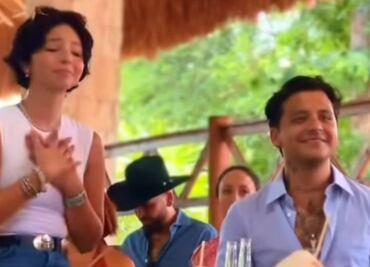 Captan a Christian Nodal mirando así a su esposa Ángela Aguilar mientras ella estaba cantando