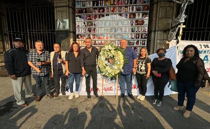 Colocan corona fúnebre en Palacio de Gobierno de Morelos para "sepultar" la libertad de expresión