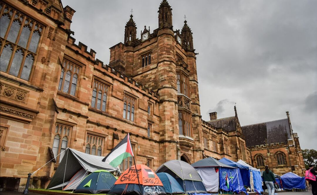 Los estudiantes a favor de los palestinos llevan varios días manifestándose de manera pacífica en la universidad y algunos están acampados en los césped del campus, portando pañuelos palestinos y pancartas contra la guerra. Foto: AFP