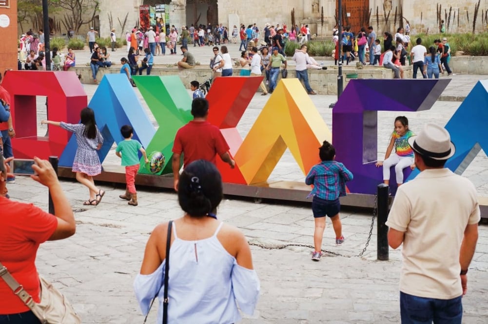 El edil de Oaxaca de Juárez, el priísta José Antonio Hernández, inauguró el letrero en el Centro Histórico el viernes pasado. El gobierno municipal informa que además se contempla la instalación de otros dos anuncios (EDWIN HERNÁNDEZ. EL UNIVERSAL)
