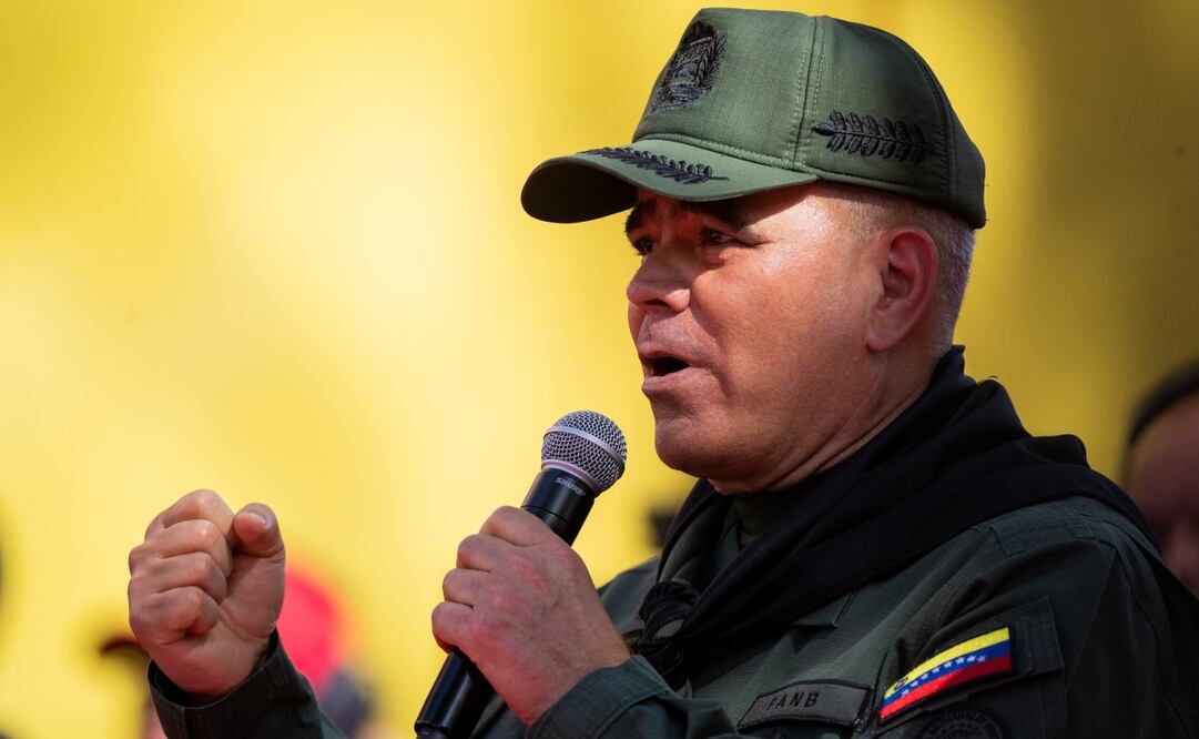 Fotografía de archivo del 13 de abril de 2024 del ministro de defensa de Venezuela, Vladimir Padrino López, hablando en Caracas (Venezuela). El titular de Defensa de Venezuela Padrino López aseguró en un video difundido este domingo, que la Fuerza Armada Nacional Bolivariana (FANB) no se quiebra con sanciones ni con "chantajes" de recompensa, luego de que Estados Unidos ofreciera 15 millones de dólares por información que lleve a su captura. Foto: EFE