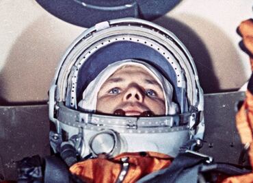 El traje espacial que amenaza con terminar la tradición rusa de orinar sobre un neumático antes de despegar