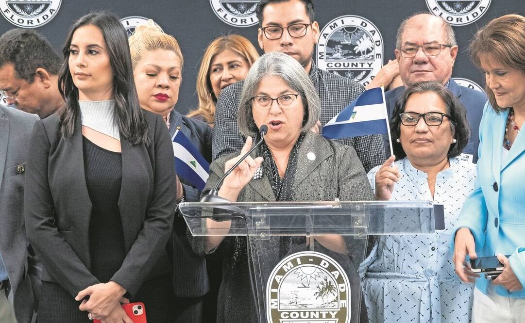 La alcaldesa del condado de Miami-Dade, Daniella Levine Cava (centro), junto a un grupo de exprisioneros nicaragüenses que llegaron a Miami como refugiados, el 15 de febrero pasado. Foto: Cristóbal Herrera/ EFE