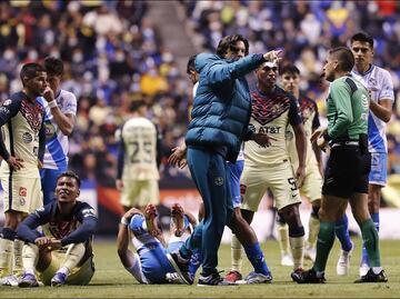 Santiago Solari invade la cancha para encarar al árbitro del Puebla vs América
