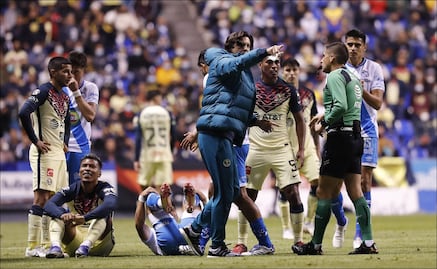Santiago Solari invade la cancha para encarar al árbitro del Puebla vs América