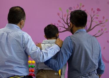 Pareja homoparental recibe en adopción a niño que estaba bajo resguardo del DIF en Morelos