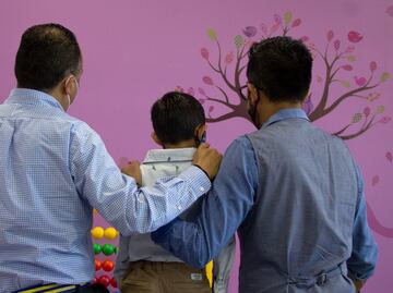 Pareja homoparental recibe en adopción a niño que estaba bajo resguardo del DIF en Morelos